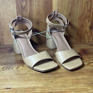 Universal Thread Women’s Beige Lauren Chunky Heels adjustable ankle strap size 7